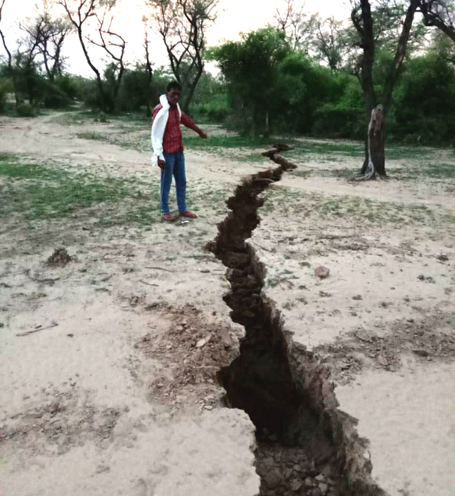 1-km-long crack in soil at Mahendragarh