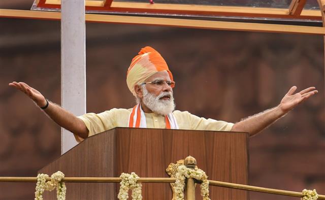 I-Day: PM Narendra Modi continues 'safa' tradition; opts for saffron, cream turban