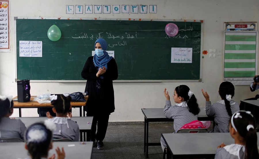 Children walk back to school in Gaza after five-month shutdown