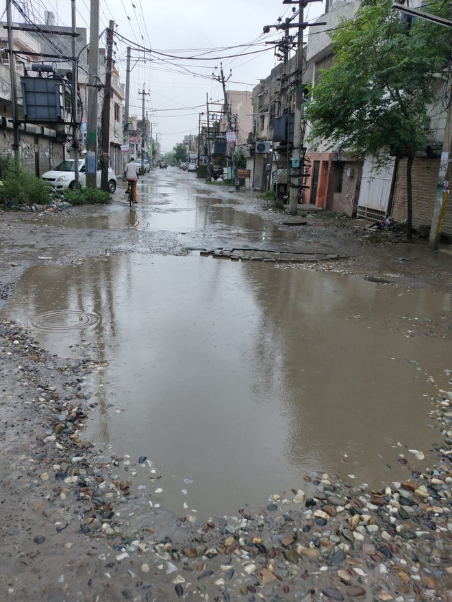 Stretch on Dugri-Dhandra road crying for attention