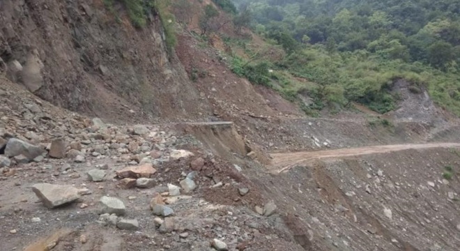 Paonta-Shillai road caves in, areas across Giri cut-off
