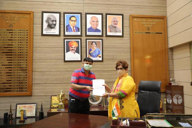 Chandigarh Mayor honours enforcement staff