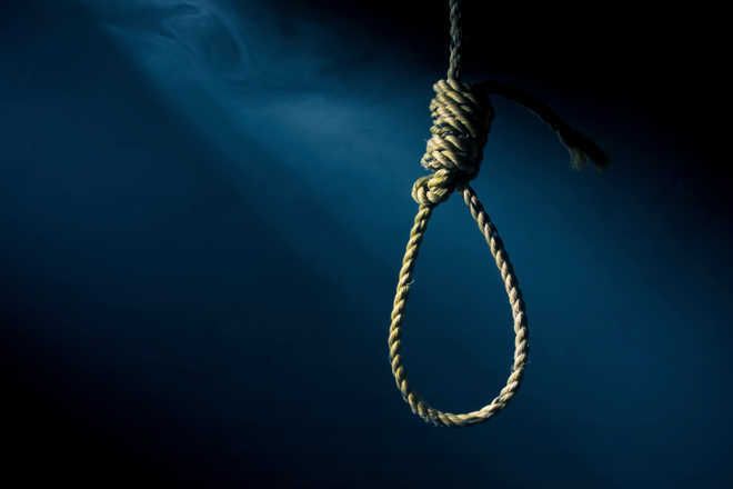 Woman commits suicide at Sec 52