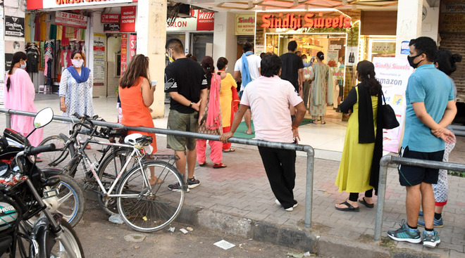 Brisk business on Rakhi eve, but safety takes a back seat