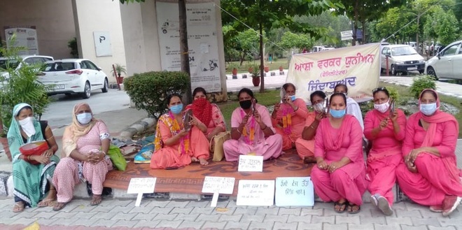 ASHA workers beat utensils to highlight government’s apathy