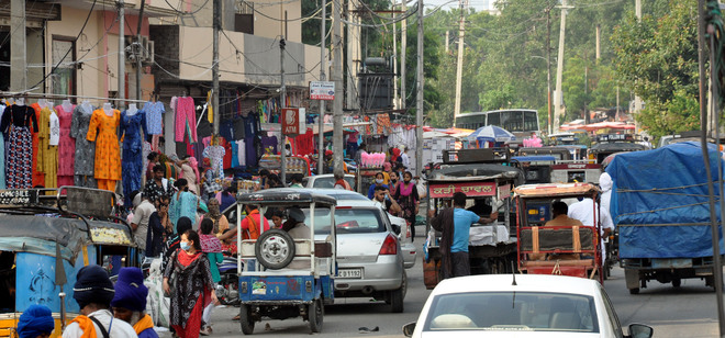Chock-a-block: Stretch from Chatiwind to Sultanwind Gate a nightmare for commuters