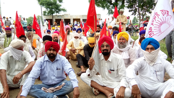 Farmers' dharna against Khemkaran MLA Sukhpal Singh Bhullar