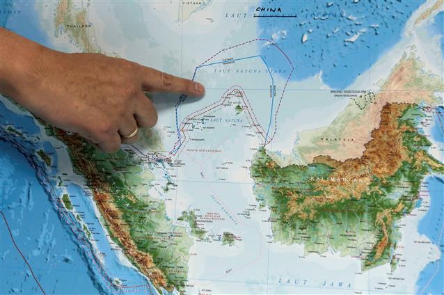 Indonesian patrol confronts Chinese ship in economic zone