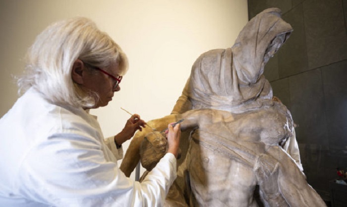 Restorers uncover new details in a Michelangelo Pieta
