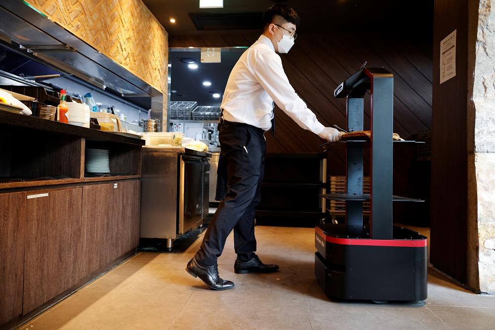 AI robot serves customers at Seoul restaurant