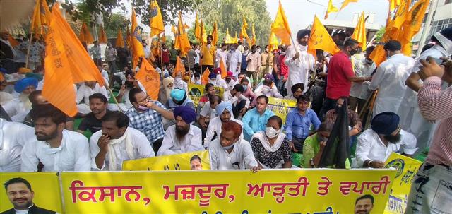 Gherao corporate businesses is new plan of protesting farmers in Punjab