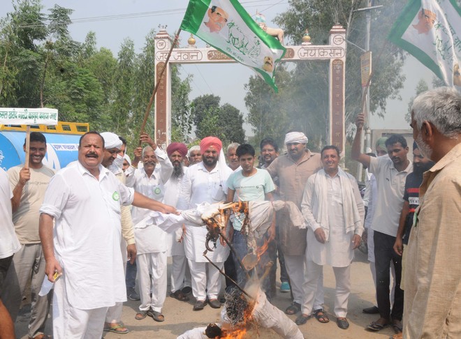 Modi, Khattar effigies burnt in Haryana