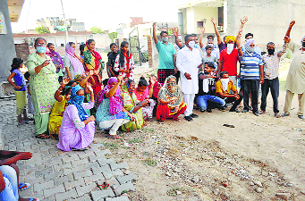 Patiala residents, AAP workers protest poor condition of roads