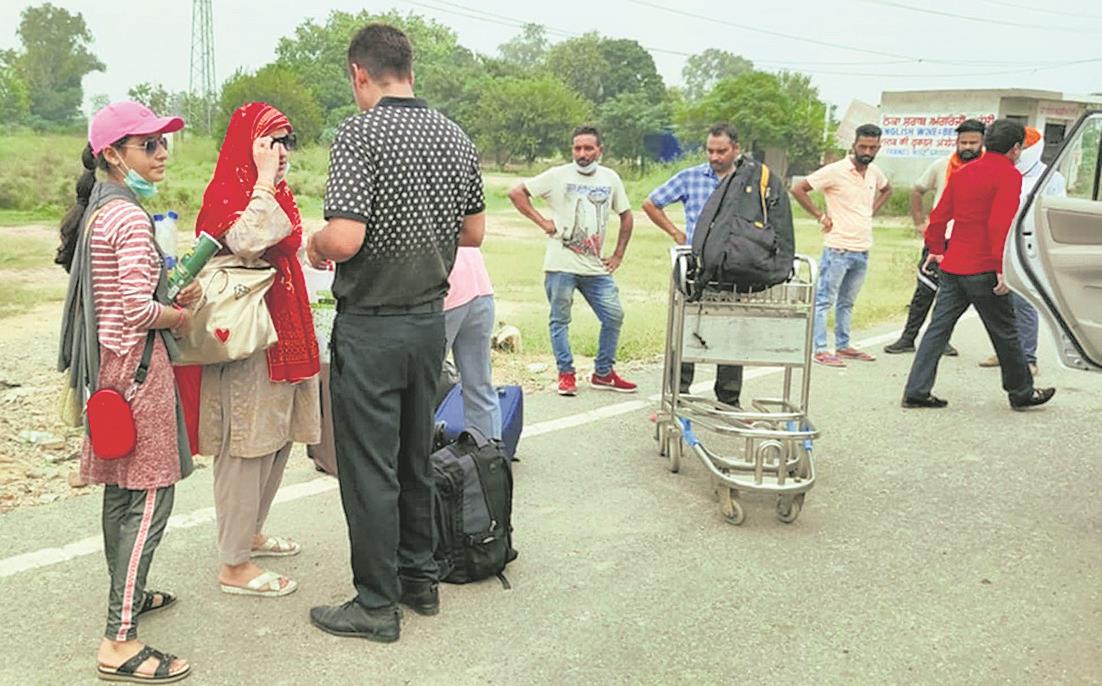 400 Indian nationals return from Pakistan, thank authorities