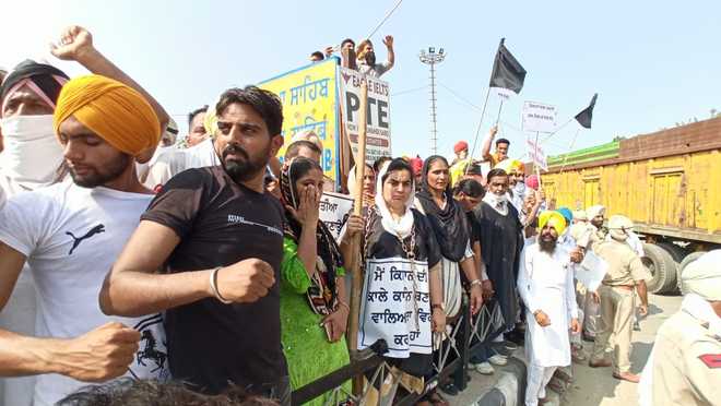 Badals shown black flags on their way to Takht Damdama Sahib