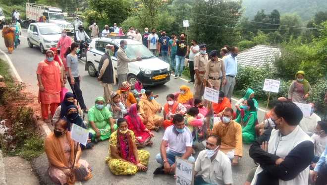 Protest over poor condition of Pathankot-Mandi NH