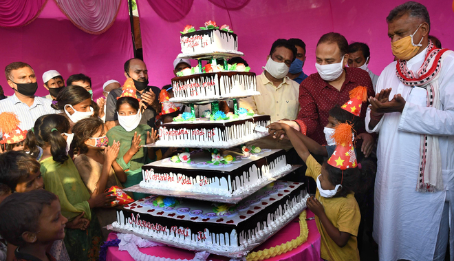 In Pics: Advani Fed B'Day Cake To Modi