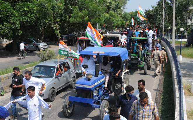 Youth Cong leaders hold tractor march