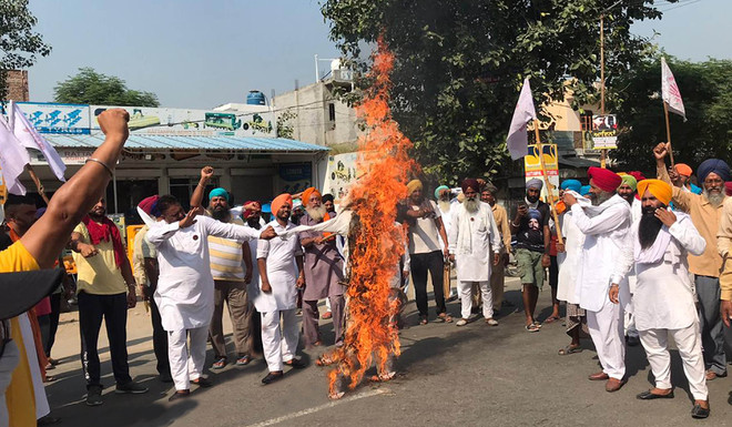 Farmers vent out their anger, burn Modi govt’s effigies