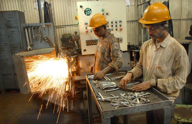 Industrial production shrinks 1.9 pc in Nov; enters negative zone after 2 months