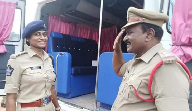 Photo of cop father saluting his DSP daughter goes viral
