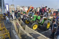 Unruly start to tractor parade at Ghazipur; farmers break barricades