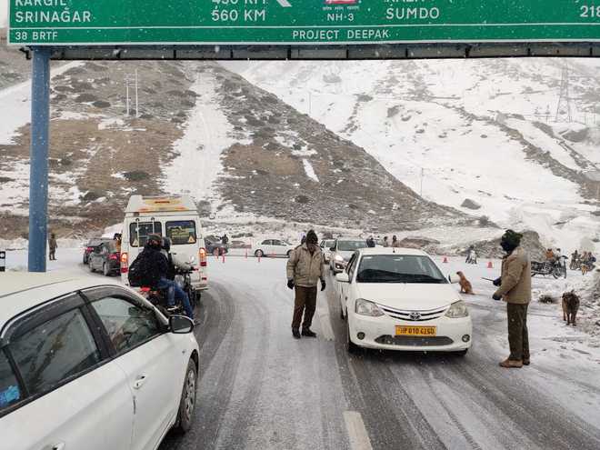 250 tourist vehicles sent back from Atal Tunnel after snow