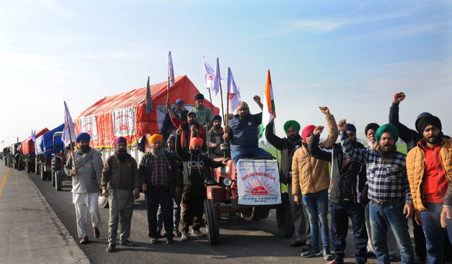 Farmers returning to Singhu, Ghazipur borders in droves