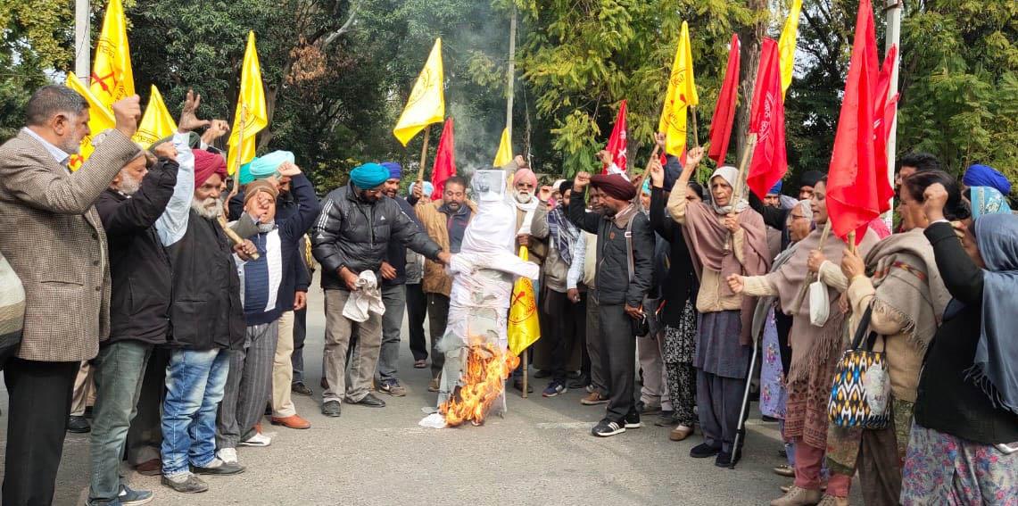 Kirti Kisan Union members burn CM’s effigy