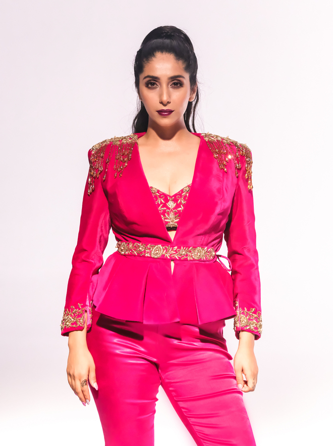 Neha Bhasin is back with a new offering Tu Ki Jaane