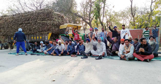 Cane growers join brethren in Delhi