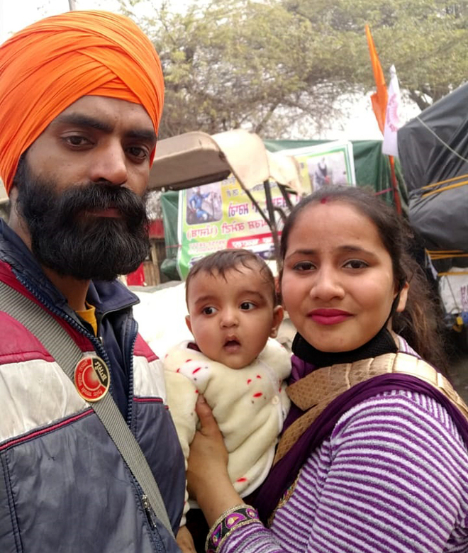 Chandigarh couple camps at Singhu with infant