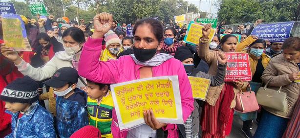 Education Dept employees protest en masse transfers