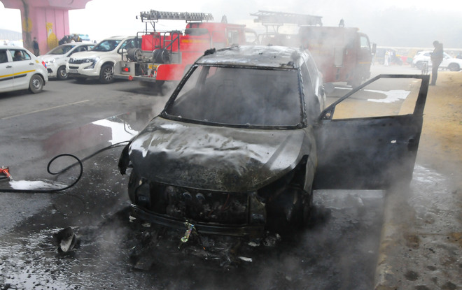 Car bursts into flames in Gurugram
