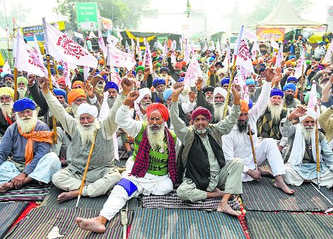 At Tikri & Singhu, locals pull away, want stir sites vacated
