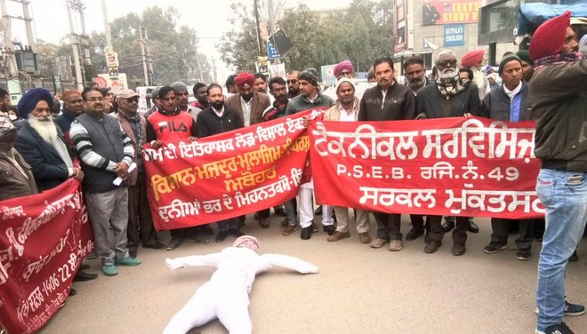 Workers’ unions, NGOs burn effigy of Centre