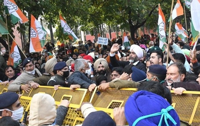 March to Punjab Raj Bhawan foiled, Cong protests at party office
