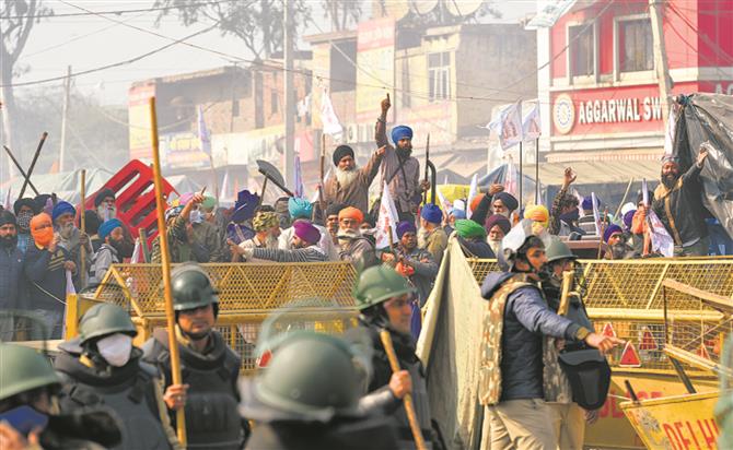 ‘Locals’ clash with farmers at Singhu