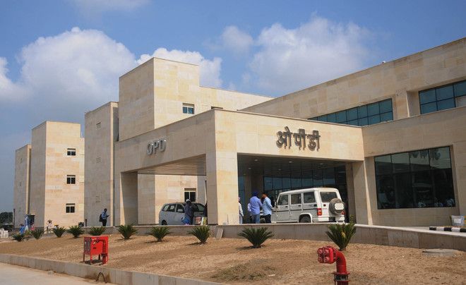 AIIMS head goes first in Bathinda to allay fears