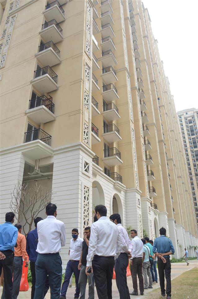 Twin teens fall to death from 25th floor in Ghaziabad