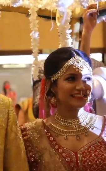This bride stops during her grand entry at the wedding venue and her video has gone viral
