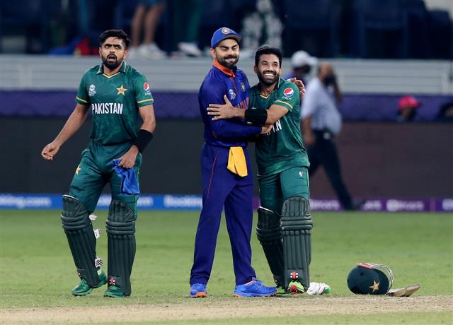 Fans laud Virat Kohli's gesture of hugging Mohd Rizwan after Pakistan wins  T20 encounter with India