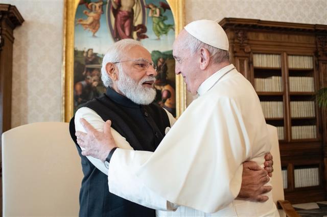 PM Modi meets Pope Francis at Vatican, invites him to visit India (The Tribune - Oct. 30, 2021) 2021_10$largeimg_180013356