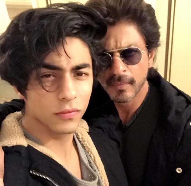 Shah Rukh Khan fans say 'we are with you Aryan Khan' as they change Twitter DPs to this viral photo