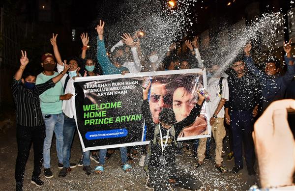 Welcome home prince: Fans celebrate Aryan Khan’s bail outside Shah Rukh’s bungalow ‘Mannat’