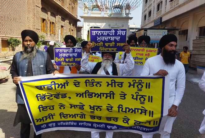 Dhadis seek better remuneration, protest in Amritsar