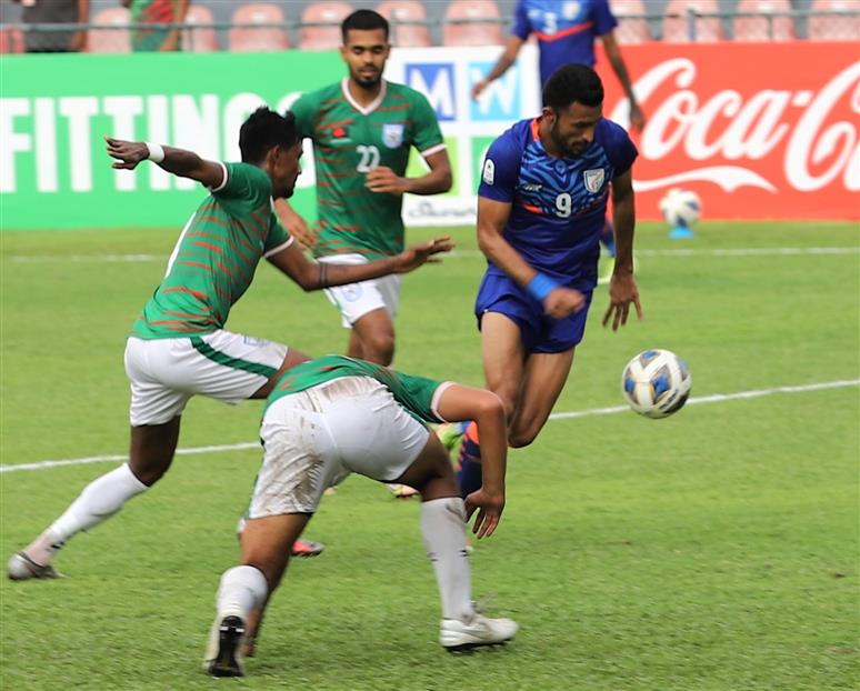 SAFF Championships: Sunil Chettri scores but 10-man Bangladesh hold India