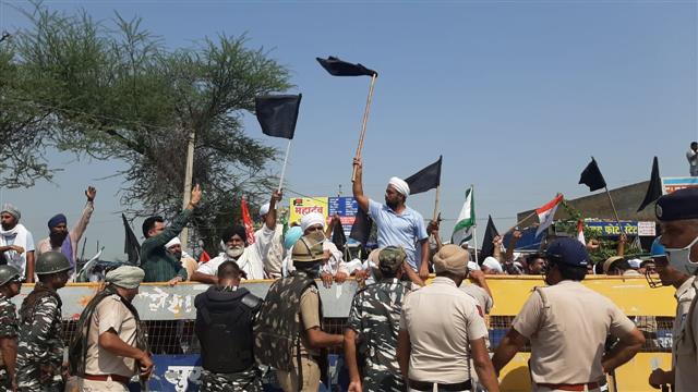 Ellenabad: Farmers protest against BJP candidate Gobind Kanda