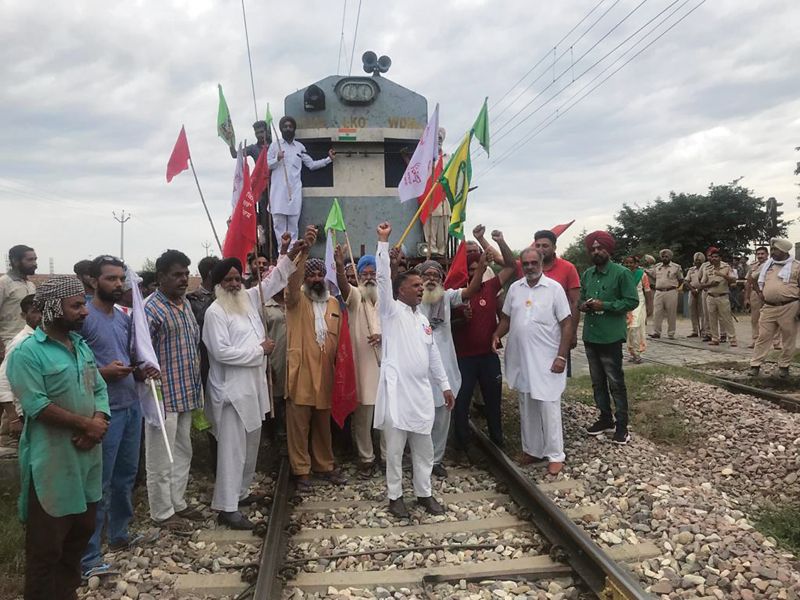 Farmers squat on railway tracks at Kila Raipur