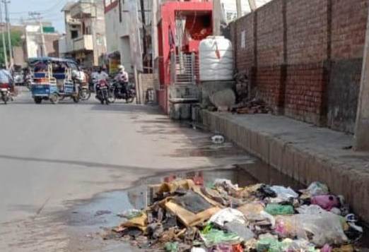 Garbage, waste material being dumped on Thandi Sadak in Hisar